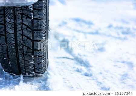 雪地公路輪胎和輪胎痕跡_左對齊 85197344