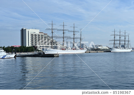 From "Nippon Maru" and "Kaiwo Maru" Meriken Park anchored at Kobe Port 85198367