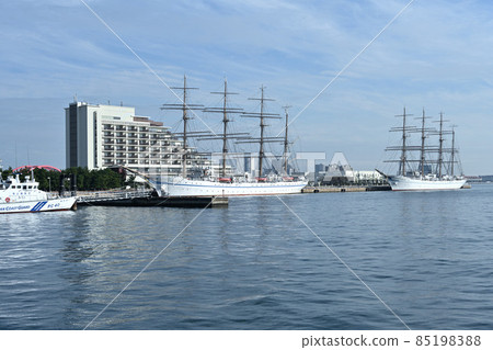 From "Nippon Maru" and "Kaiwo Maru" Meriken Park anchored at Kobe Port 85198388