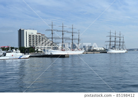 從停泊在神戶港的“Nippon Maru”和“Kaiwo Maru”美利堅公園 從停泊在神戶港的“Nippon Maru”和“Kaiwo Maru”美利堅公園 85198412