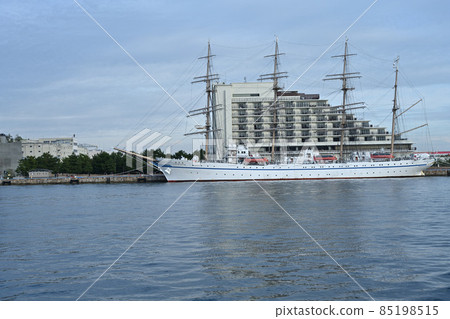 From "Nippon Maru" and "Kaiwo Maru" Meriken Park anchored at Kobe Port 85198515