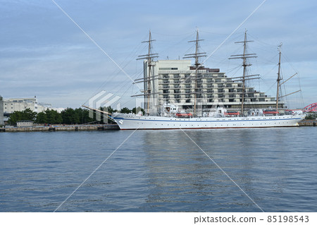 From "Nippon Maru" and "Kaiwo Maru" Meriken Park anchored at Kobe Port 85198543