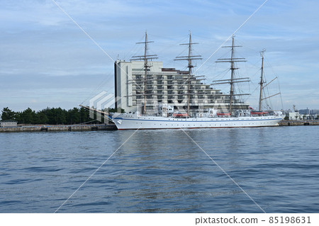 從停泊在神戶港的“Nippon Maru”和“Kaiwo Maru”美利堅公園 從停泊在神戶港的“Nippon Maru”和“Kaiwo Maru”美利堅公園 85198631