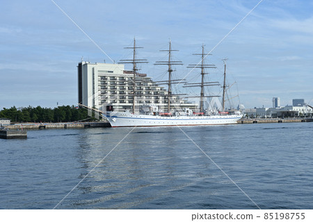 From "Nippon Maru" and "Kaiwo Maru" Meriken Park anchored at Kobe Port 85198755
