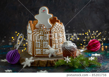 Christmas cake with gingerbread decor. 85201738