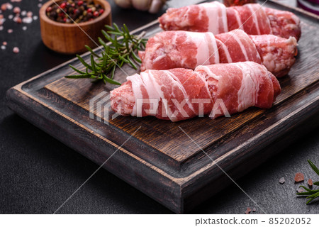 A delicious dish of pork mince wrapped with delicious pieces of bacon 85202052