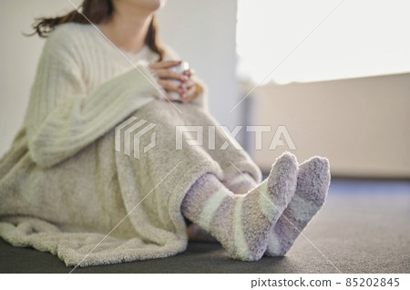 因血液循環不良而穿襪子的年輕女子 85202845