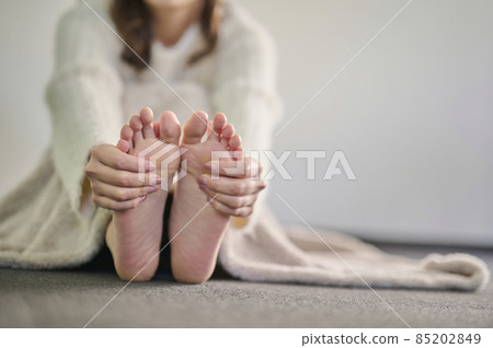 按摩她的腳的冷的少婦 85202849