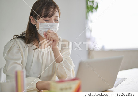 一個感冒咳嗽的年輕女子 85202853
