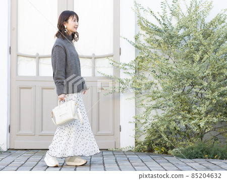 Cute woman going out 85204632