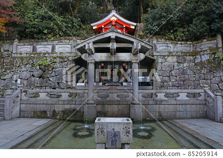 Kiyomizudera Temple Falls 85205914