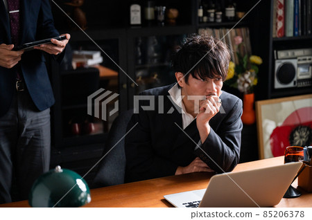 開會的澀日本商人 85206378