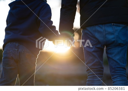 Photographs that connect hands that connect to hope and images of the future 85206381
