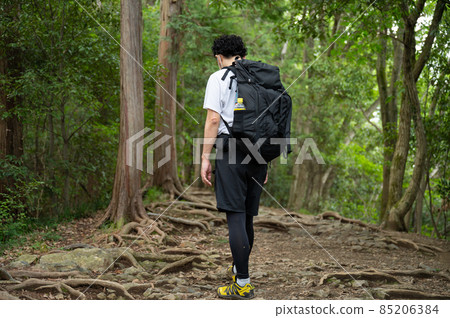 男士登山時補水謹防中暑 85206384