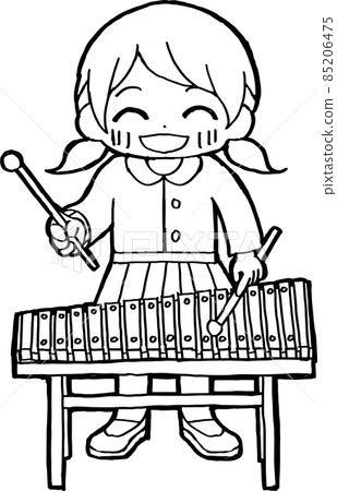 一個帶著微笑彈奏木琴的孩子 85206475