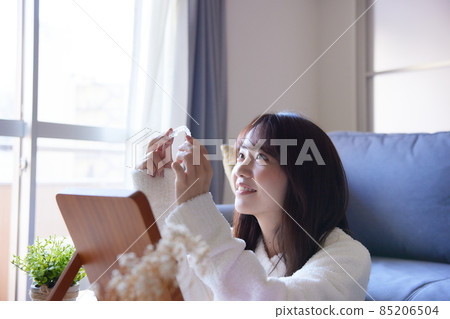 在鏡子前戴吹嘴矯正器的女人 在鏡子前戴吹嘴矯正器的女人 85206504