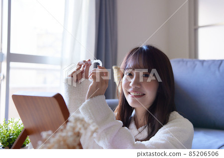 A woman wearing a mouthpiece correction in front of a mirror 85206506