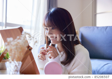 在鏡子前戴吹嘴矯正器的女人 85206507