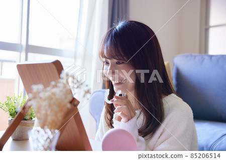 A woman wearing a mouthpiece correction in front of a mirror 85206514