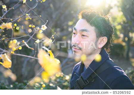享受日本五香花環繞香氣的男人 85206592