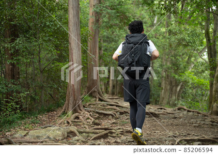 攀登的背影 85206594