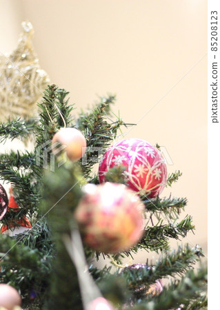 Let's decorate the Christmas tree happily Let's decorate the Christmas tree happily 85208123