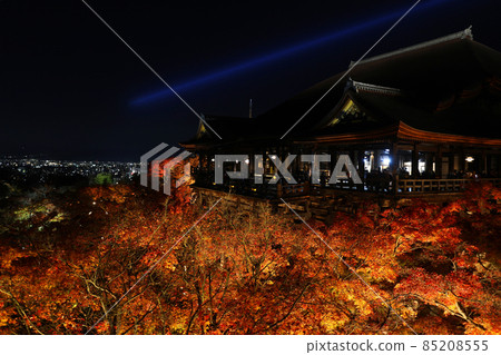 清水寺正殿和夜晚的秋葉 清水寺正殿和夜晚的秋葉 85208555