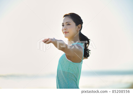 在海灘上做瑜伽的年輕女子 在海灘上做瑜伽的年輕女子 85208556