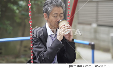 A lonely park where businessmen are worried 85209400