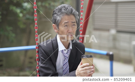 A lonely park where businessmen are worried 85209401