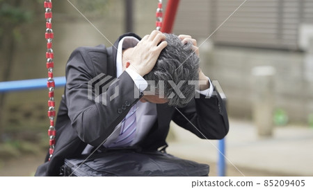 A lonely park where businessmen are worried 85209405