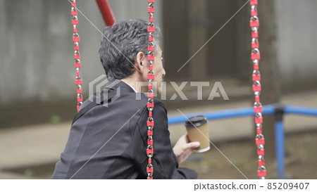 A lonely park where businessmen are worried 85209407