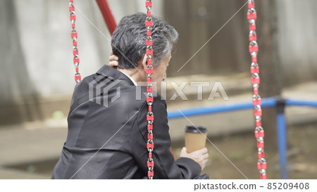 A lonely park where businessmen are worried 85209408