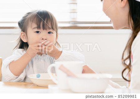 A girl to eat A girl to eat 85209981