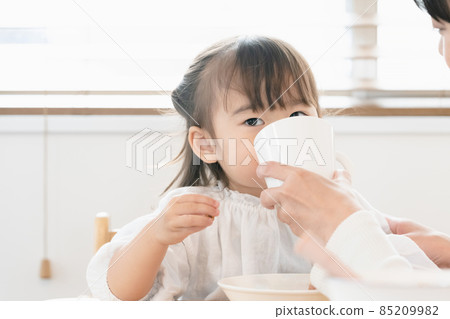 一個女孩吃 85209982