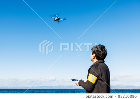 一個男人轉向無人機 85210880