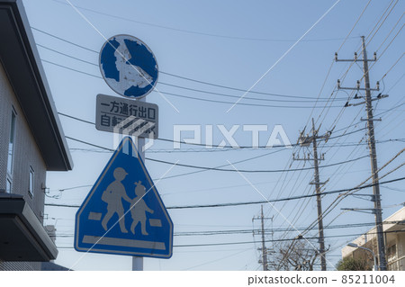 陰暗交通標誌 禁止在指定方向和人行橫道外行駛和輔助標誌 背光 b-2 低對比度 85211004