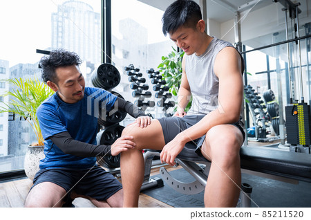 協調運動員在健身房和康復中心的教練 協調運動員在健身房和康復中心的教練 85211520