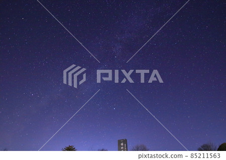 Nobeyama 的夜景、美麗的冬季星空和銀河 85211563