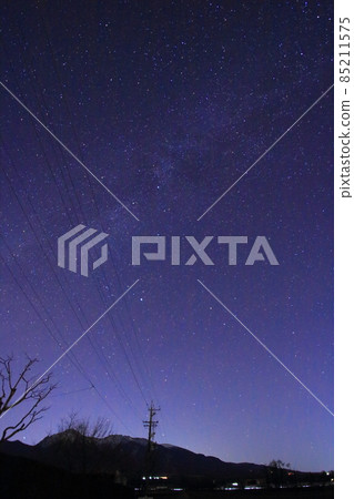 Night view of Nobeyama, beautiful winter starry sky and Milky Way 85211575