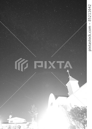 Night view of Nobeyama, beautiful winter starry sky, Milky Way and ring of light 85211642