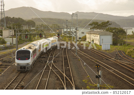 從JR函館本線森站出發的“特快新雪谷”(北彩虹特快) 從JR函館本線森站出發的“特快新雪谷”(北彩虹特快) 85212017