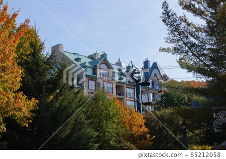 Laurentian Mountains Canada Tran Blanc 村莊建築和秋葉 Laurentian Mountains Canada Tran Blanc 村莊建築和秋葉 85212058