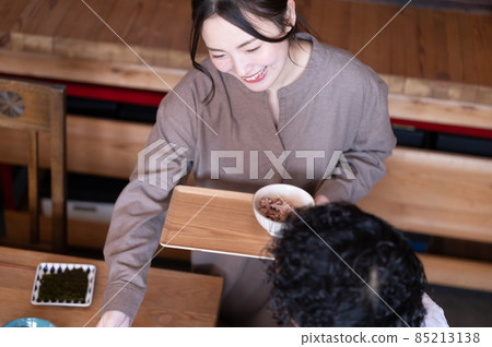 一個可愛的日本新婚妻子為她的丈夫服務 一個可愛的日本新婚妻子為她的丈夫服務 85213138