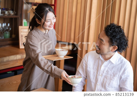 一個可愛的日本新婚妻子為她的丈夫服務 一個可愛的日本新婚妻子為她的丈夫服務 85213139