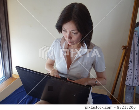 Tall beauty who operates a PC Tall beauty who operates a PC 85213206
