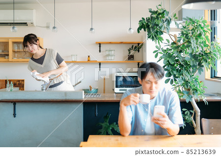 A woman who gets angry when she sees a man while doing housework A woman who gets angry when she sees a man while doing housework 85213639