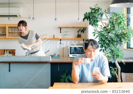A woman who gets angry when she sees a man while doing housework A woman who gets angry when she sees a man while doing housework 85213640