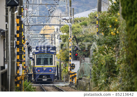 Enoden Type 10 Train [Yuigahama Station, Kamakura City] Late Autumn 85213642