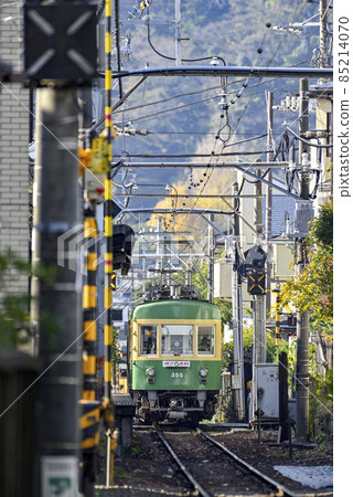 江之電300型電車【鎌倉市由比濱站】深秋 85214070